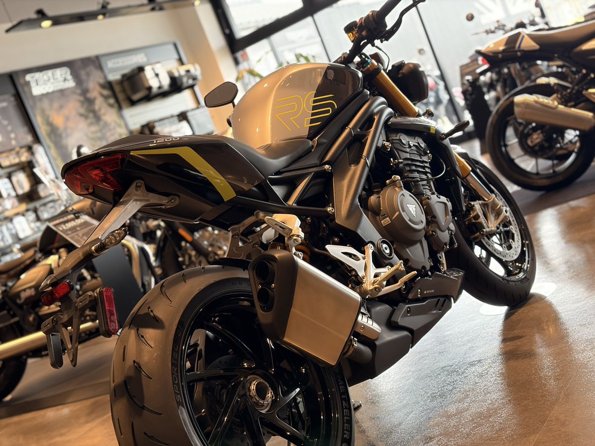 triumphkagosima's tweet photo. 当店認定中古車両のご紹介！
#SPEEDTRIPLERS 2026年モデル ワンオーナー車両🐝
最新の電子制御・オーリンズ製サスを搭載し、アグレッシブでワクワクする走りを堪能できます✨
細部まで美しいスタイリングと魅力的なお顔が最高です🥰
気になる方はぜひ実車を見に来てくださ～い❗

#トライアンフ鹿児島 https://t.co/J9ZX3yVyq2