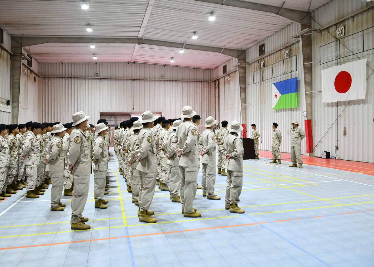 jointstaffpa's tweet photo. 自衛隊ジブチ活動拠点において、派遣海賊対処行動支援隊(#DGPE)の指揮転移式を行いました。第25次隊司令田中１佐から第26次隊司令境沢１佐に看板が手渡され、派遣海賊対処行動支援隊の指揮が継承されました。
「信頼される自衛隊ジブチ活動拠点」を目標に掲げ、派遣海賊対処行動水上部隊、派遣海賊対処行動航空隊への支援を継続し、地域の安定に貢献すべく任務に邁進してまいります。
#ジブチ #24時間365日
