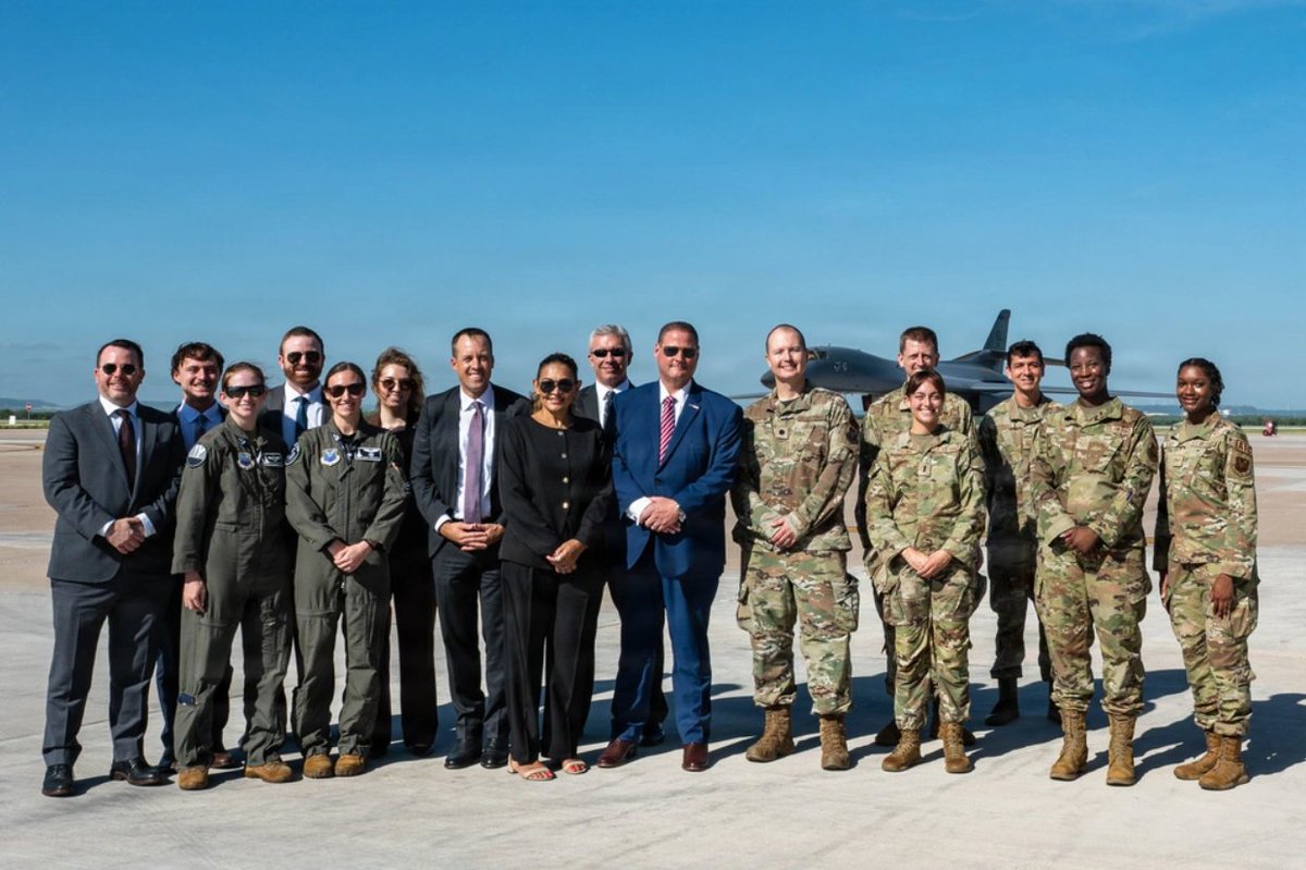 USAttyRaybould's tweet photo. I was honored to visit with the brave men and women of the 7th Bomb Wing at Dyess Air Force Base. One of my highest responsibilities is protecting them, their families, and every single one of the 8 million+ residents across 100 counties who call North Texas home. 

Read all about our shared mission to protect our nation and preserve the safety of our communities.

https://t.co/D1pMIJpwlZ
