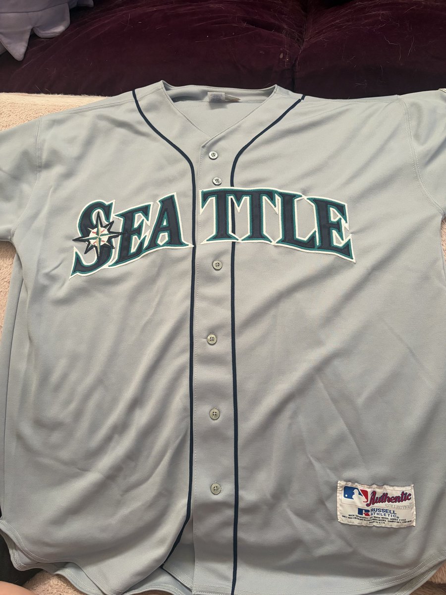 DearmasJoey's tweet photo. @RodAllen12 is this your signature and your jersey? I found today at a goodwill in Marysville Wa. I know you played for the mariners in 83’ https://t.co/QYmYe1sih3