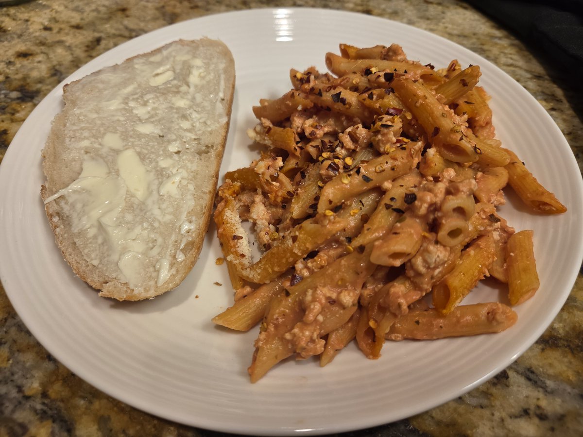 TRUMPSTERGrL's tweet photo. 𝐃𝐢𝐧𝐧𝐞𝐫 𝐢𝐬 𝑠𝑒𝑟𝑣𝑒𝑑 𝚏𝚘𝚛 𝚋𝚊𝚎.
Creamy tomato pasta served with home made sourdough bread.
#dinnertalk https://t.co/MChSirAoJY