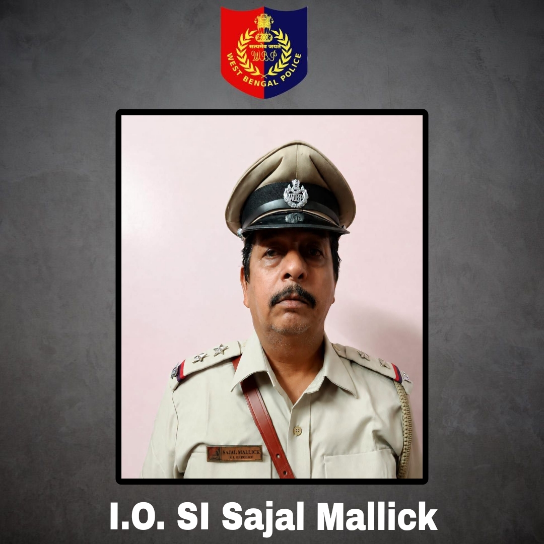 WBPolice's tweet photo. তরুণীর উপর যৌন নির্যাতন: দীর্ঘ ২০ বছরের সশ্রম কারাবাস অপরাধীদের

২০২৩ সালের ২৬ আগস্ট। সন্ধ্যা প্রায় ৬টা। হাটগাছা পালপাড়া থেকে কেনাকাটা করে বাড়ির পথে ফিরছিল বছর চোদ্দোর এক তরুণী। ডিভিসি পুলের কাছে আসতেই তার পথ আটকায় ঠাকুর হাঁসদা ও পবন মান্ডি ওরফে সঞ্জীব মান্ডি নামে দুই অভিযুক্ত। কাছেই তাদের বাড়ি। তরুণী কিছু বুঝে ওঠার আগেই তাকে পাশের মাঠে টেনে নিয়ে যায় ওই দুই অপরাধী। অসহায় তরুণীকে একা পেয়ে তার উপর যৌন নির্যাতন চালায় তারা। কোনো রকমে তাদের হাত থেকে নিজেকে রক্ষা করে প্রাণে বেঁচে ফেরে তরুণী।

এরপর কালনা থানার তদন্তকারী অফিসার সাব-ইন্সপেক্টর সজল মল্লিকের তদন্তে দ্রুত গ্রেফতার হয় দুই অভিযুক্ত। সমস্ত সাক্ষ্যপ্রমাণ সংগ্রহ করে মামলার চার্জশীট আদালতে পেশ করেন তদন্তকারী অফিসার।

সদ্য প্রকাশিত মামলার রায়ে এই জঘন্য অপরাধের শাস্তিস্বরূপ দুই আসামিকে ২০ বছরের সশ্রম কারাদণ্ডে দণ্ডিত করেছেন মহামান্য আদালত।

@BurdwanPolice