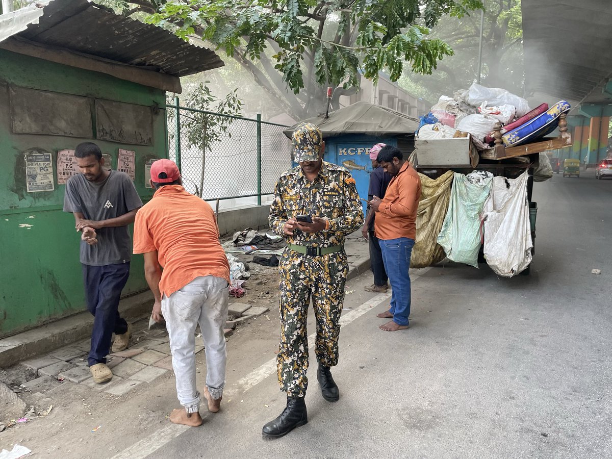 bharathrbhat's tweet photo. Thanks to GBA marshall Navinkumar who was monitoring the garbage clearance which is being done very well by the team. The shops and 2-whlrs and vehicles still pending. https://t.co/Jn2HSxOIz9