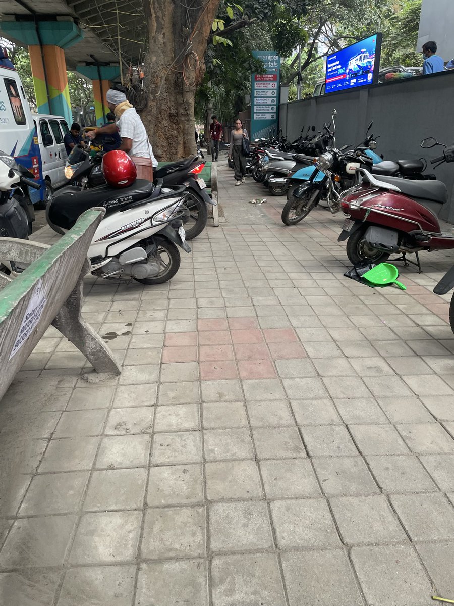 bharathrbhat's tweet photo. Thanks to GBA marshall Navinkumar who was monitoring the garbage clearance which is being done very well by the team. The shops and 2-whlrs and vehicles still pending. https://t.co/Jn2HSxOIz9