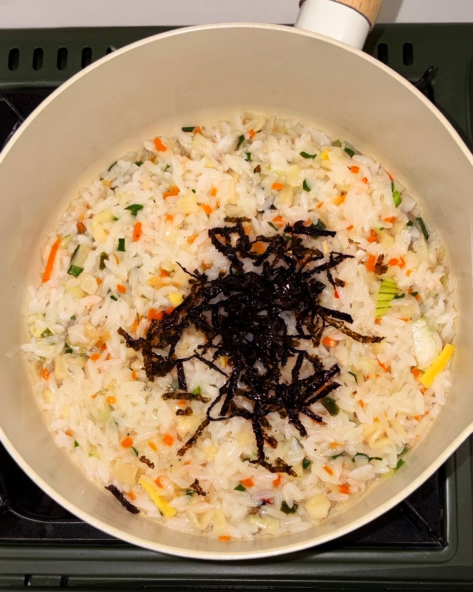 otoki_daily's tweet photo. 닭한마리에서 가장 중요한 것은?
칼국수 vs 죽

저는 닭한마리 = 칼국수라고 생각합니다..!
ㄴ 죽파 뚜친들 반박 받음

진한 닭 국물에 쫄깃한 칼국수부터
죽까지 즐기는 동대문식 닭한마리칼국수!🍲

뚜친들은 칼국수파? 죽파?
답글로 투표해 주세용!

알티 + 팔로우하면 추첨을 통해
오뚜기 신상! 동대문식 닭한마리칼국수를 드려요🎁