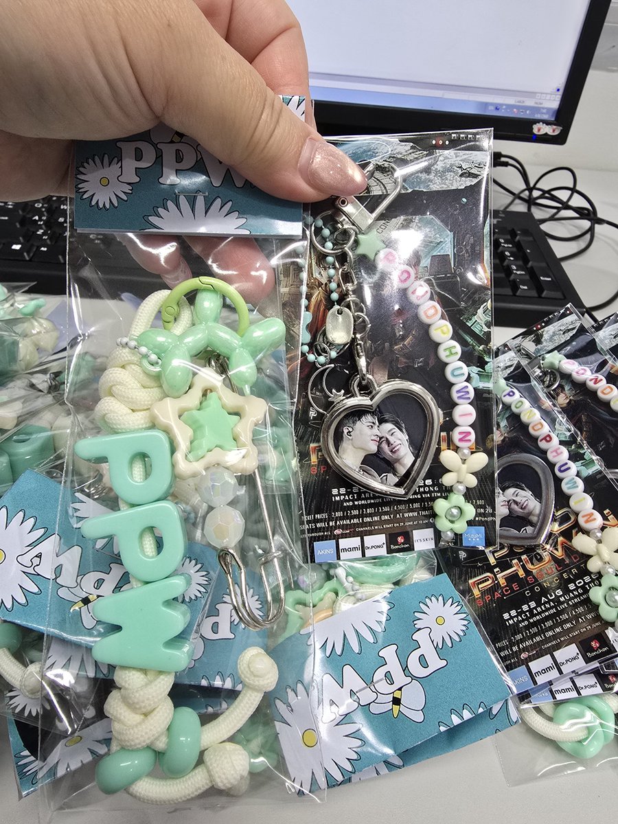 pendora11's tweet photo. Giveaway มาแล้ว (ยังไม่ครบ) ขอยัดใส่มือเลยน้า 21 22 23 นี้ เจอกัน 😁
#PondPhuwinConcert https://t.co/SpyU7CSbs4