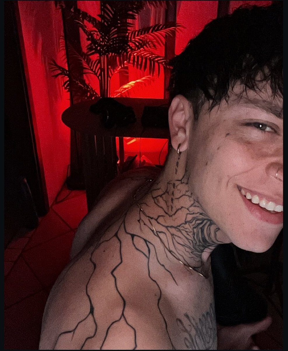 darkt0rture's tweet photo. Pov: era pra ser só uma ficada, mas agora sua galeria está assim: https://t.co/TPaKrEjZCy