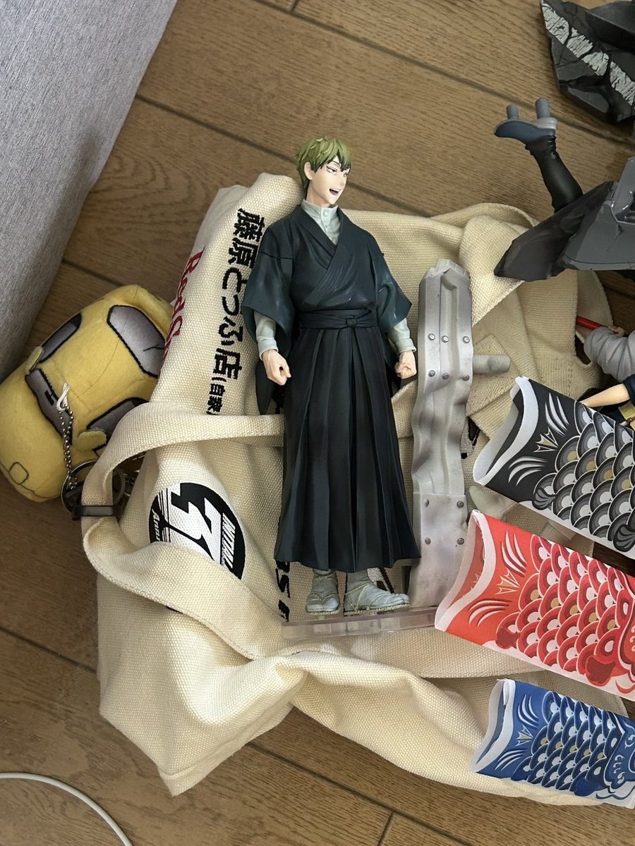 amanejj2's tweet photo. 今出張から帰ったんですけどちゃんとクソデカ地震にやられてて爆泣😭😭😭
何故か直哉だけ鞄の上でピンピンしてたり倒れる棚に立ち向かった形跡があるのはなんなんですかね、おもしれー男すぎる
あとﾘｳﾞｧｲと五条は何があったの‼️‼️‼️ https://t.co/w8ze0pmgKw