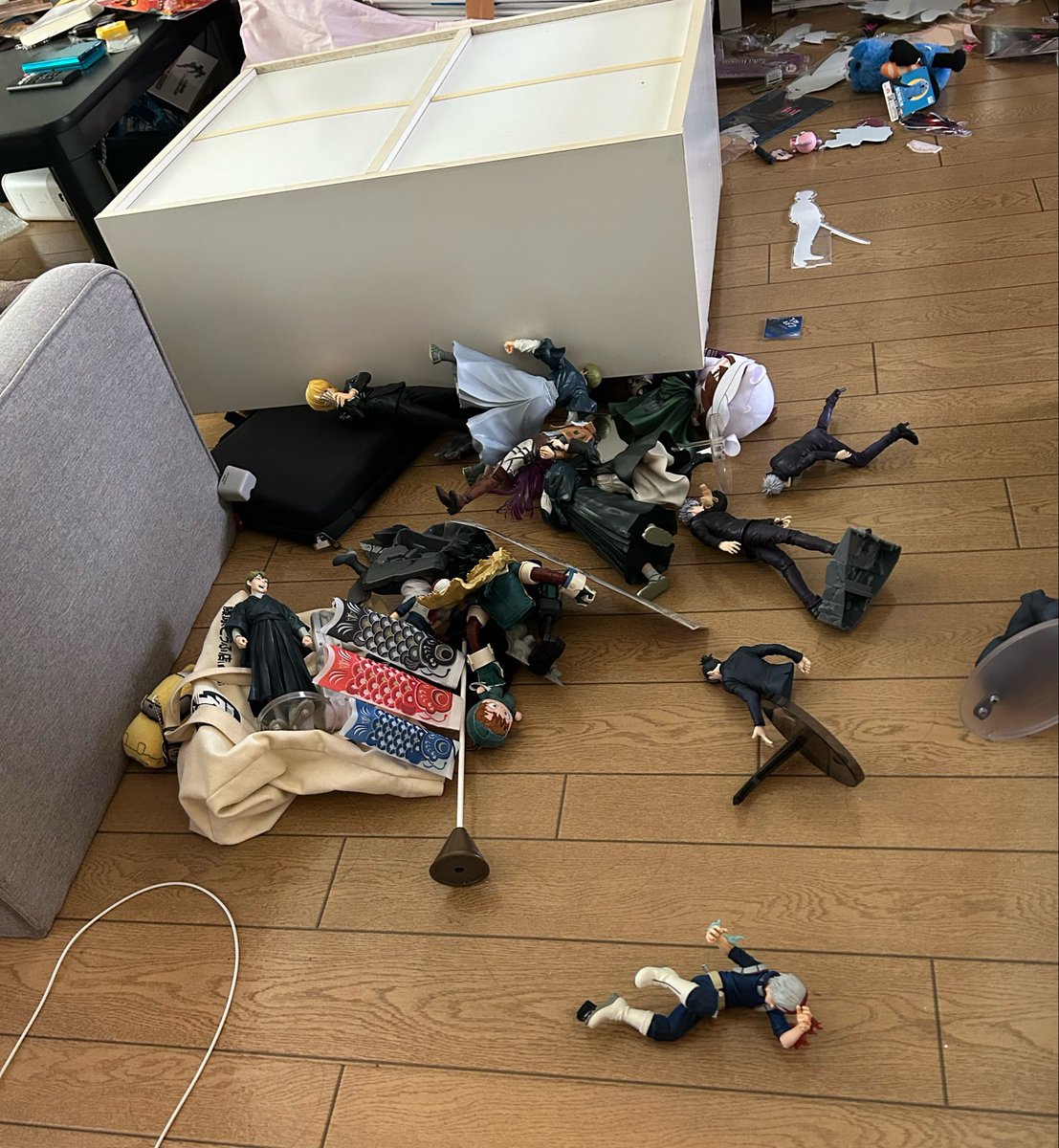 amanejj2's tweet photo. 今出張から帰ったんですけどちゃんとクソデカ地震にやられてて爆泣😭😭😭
何故か直哉だけ鞄の上でピンピンしてたり倒れる棚に立ち向かった形跡があるのはなんなんですかね、おもしれー男すぎる
あとﾘｳﾞｧｲと五条は何があったの‼️‼️‼️ https://t.co/w8ze0pmgKw