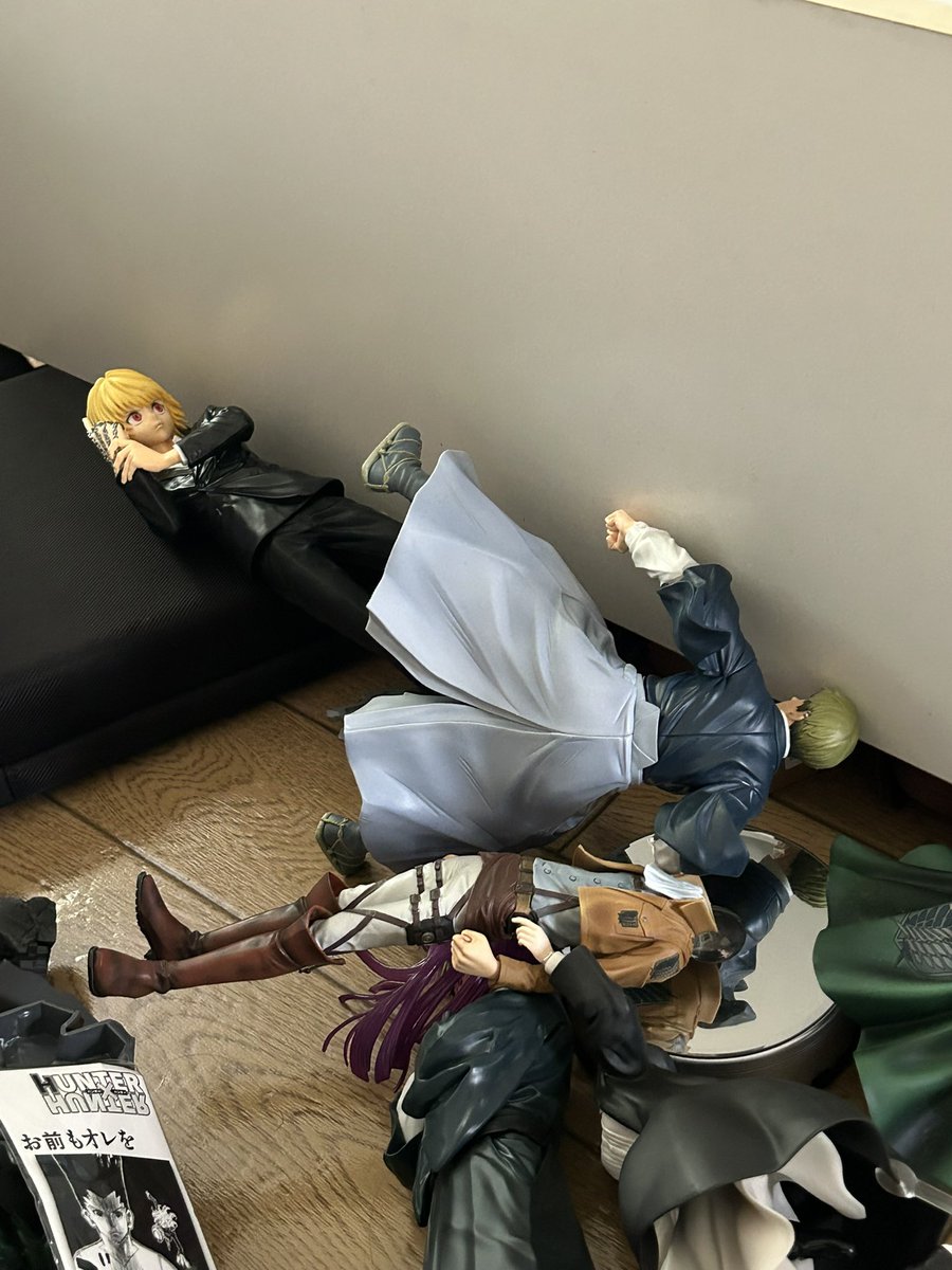 amanejj2's tweet photo. 今出張から帰ったんですけどちゃんとクソデカ地震にやられてて爆泣😭😭😭
何故か直哉だけ鞄の上でピンピンしてたり倒れる棚に立ち向かった形跡があるのはなんなんですかね、おもしれー男すぎる
あとﾘｳﾞｧｲと五条は何があったの‼️‼️‼️ https://t.co/w8ze0pmgKw