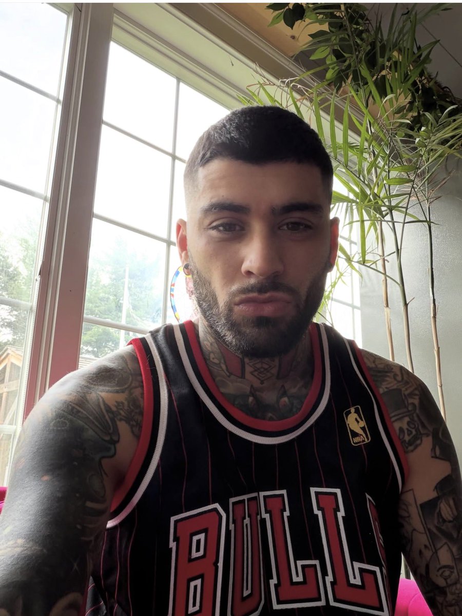 choosezaynbr's tweet photo. ZAYN MALIKKKKKKKKKKKKKKKK 🆘🆘🆘🆘 https://t.co/yaVxTs3hpC