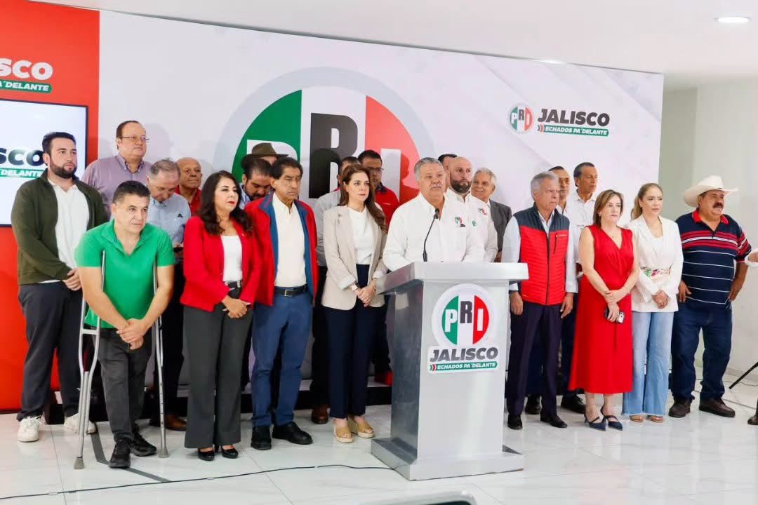 AndreaMarquezV's tweet photo. La democracia se fortalece con el debate, no con el silencio.
Desde el @PRIJALOFICIAL con @LauHaro alzamos la voz ante la resolución del INE, todo ntro respaldo a ntro. Pdte. Nacional, @alitomorenoc
Seguiremos defendiendo la libertad
Porq una oposición firme nunca será un delito https://t.co/YXNSXeTOy4