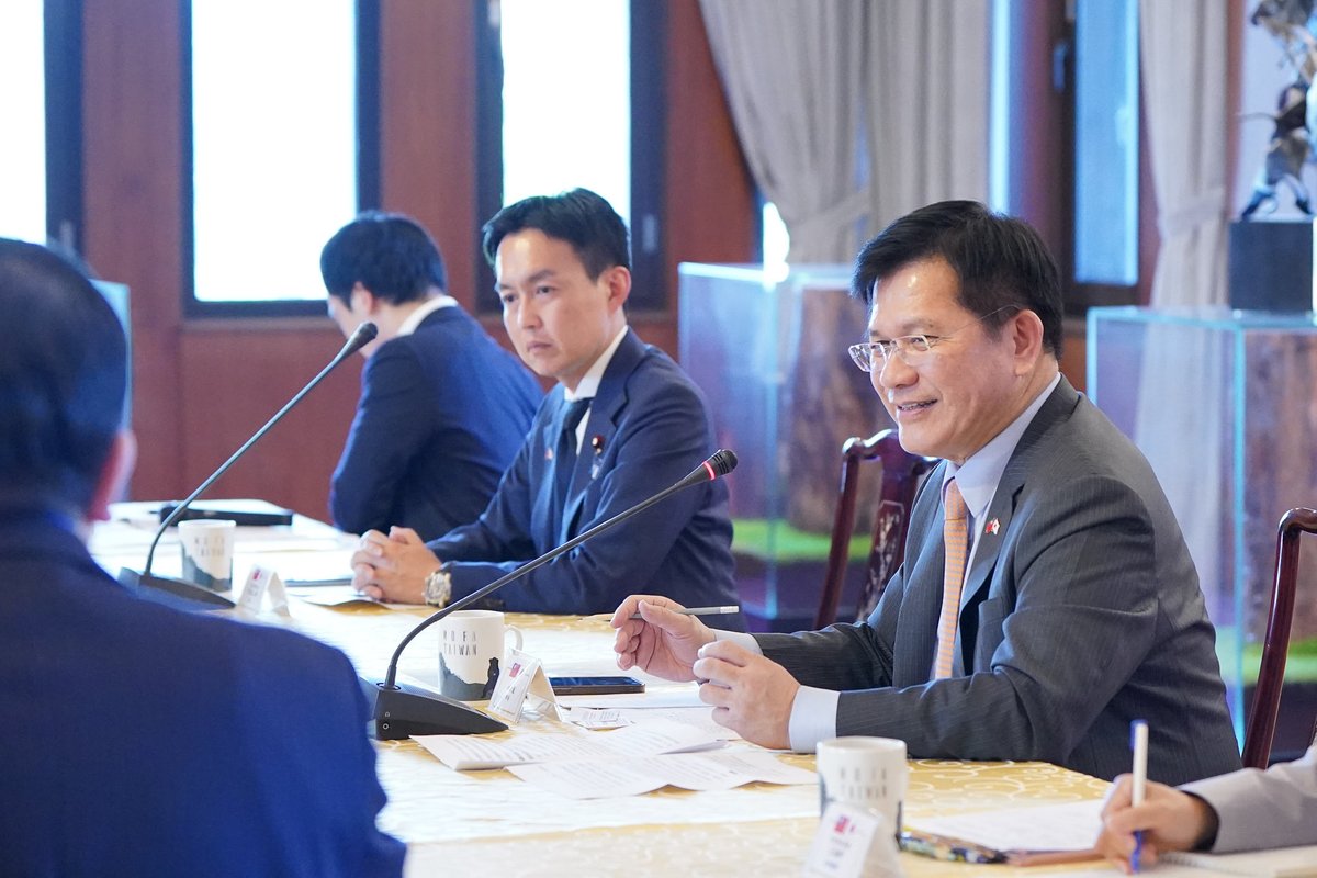 chia_lung's tweet photo. 平沼正二郎@hiranumaShojiro衆議院議員を団長とする自民党青年局一行の訪台を歓迎します。台湾と日本はともに第一列島線に位置する「運命共同体」です。経済安全保障の重要性が高まる中、半導体、AI、ドローン、防災などの分野で、台日連携がさらに深まることを期待しています。 https://t.co/RZLy4BA5Xk