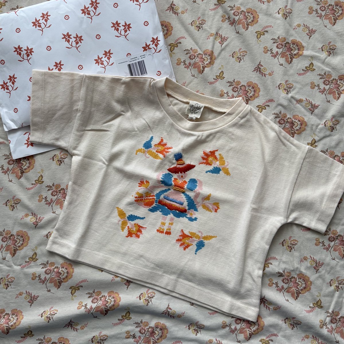 sato1oo9's tweet photo. これ届きましたが、まだ見つかってません😭
転送料含めて14000円です、クリポ代こちらで持ちます、どなたかいらっしゃいませんか🙏💦

2-3yにしては大きめ？で、幅は娘も頑張れば着れそうだけど、ヘソだしになりそう😂 https://t.co/6Vmdqzm0nh