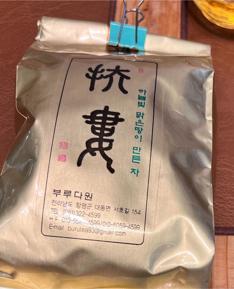 killeejin's tweet photo. 한국차를 잘 몰라서 최근에 마신 맛있는 한국차 살라고 검색했더니 … 인터넷으로는 못 사나봐 안 나오는디 ㅜ

차문화대전 기물 부스에서 마신 차 너무 맛있다하니 보여주셔서 사진 찍어뒀어요. 근데 편리하게 앉은자리에서 바로 살수는 없나봐 안일했다 함평에 가야할까 그것도 나쁘지않지요….. https://t.co/gNPHoK0lKk