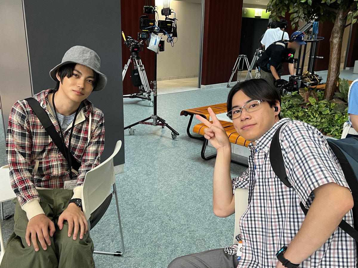 blacktrick_fuji's tweet photo. ただいま変装中🧢

見学ツアーに参加中のハブサバを発見！
お二人のチェックシャツ姿、どうですか？👀

月𝟗ドラマ #ブラックトリック
🔗第1話〜第3話TVer無料配信中
https://t.co/ETJt3ZREAh 
【お気に入り登録】もぜひ💥！ https://t.co/e5glgqVuox