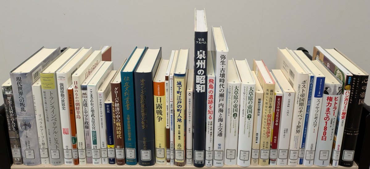 chibaken_lib's tweet photo. 【東部図書館】
今週の新着図書( #歴史 )です。
写真に代替テキストで書名・著者名の情報を添付しています。読み上げ機能を使うと、音声で内容を確認することができます。
今週の気になるタイトル→『史料が語る信長の時代』(金子拓著　吉川弘文館) #新着図書 #東部図書館の本棚 https://t.co/pqqb8M7kBl