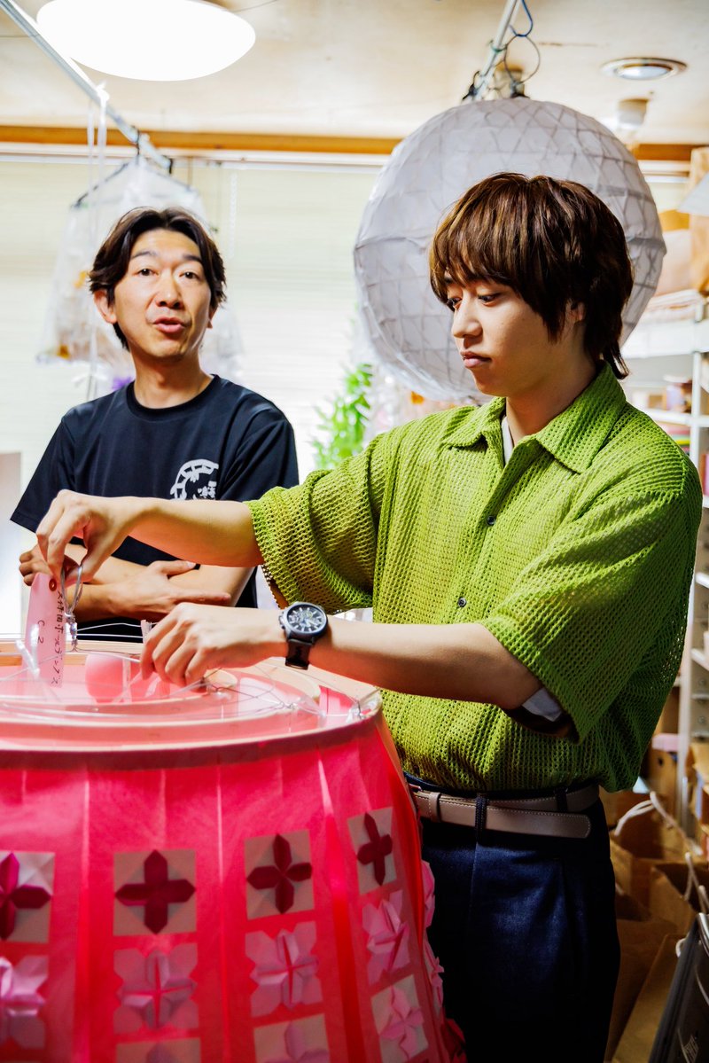 SendaiTanabata8's tweet photo. ＼開催まであと2日！🎋／
今年も中心部商店街仙台七夕飾りコンテスト2026を開催！🏆
鳴海屋紙商事さんで制作途中の飾りを見つめる #八乙女光 さんも初めて見る鮮やかな和紙や繊細な骨組みに興味津々でした✨
お気に入りの飾りを探しに是非 #仙台七夕まつり にお越しください！
https://t.co/5yVz6ZK9LZ https://t.co/Flccvqqcvc