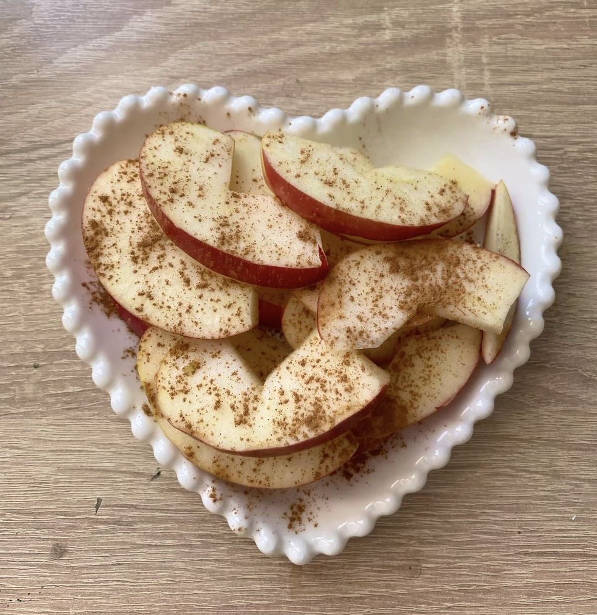 su7gut's tweet photo. i can’t stand the people who unironically post stuff like: 
“if you think you’re hungry, eat an apple. if you wouldn’t eat an apple, you’re not really hungry”

dude i would literally binge on apples straight from the fridge. those mfs are heavenly 

#edtwtt #anatwt #ricecaketwt https://t.co/w66gNRIEaB