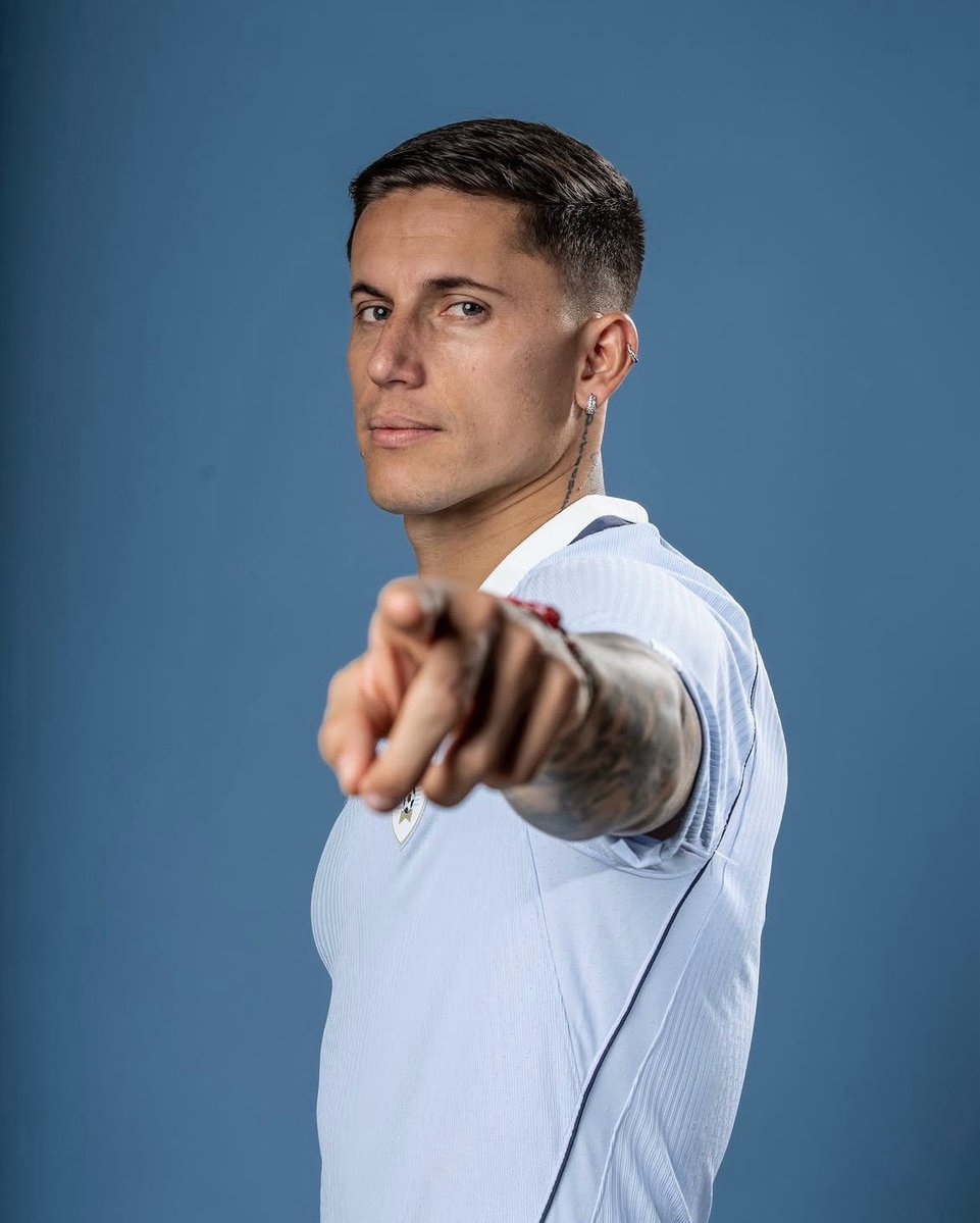 Carlos_Ponz's tweet photo. ¿SE VA RAYITO? 🦅👋🇺🇾

Mientras el grupo pierde dinero, al Club América le llegó una oferta millonaria por Brian Rodríguez: 10 MDD del Cruzeiro 🇧🇷

💸 Ollamani ya reportó oficialmente pérdidas de 806.8 MDP en el trimestre (fueron 557.2 MDP derivado de hospedar el Mundial)

😈 A su representante, Edgardo Lasalvia, le urge la comisión del traspaso y empuja muy fuerte (se movió para conseguir esta oferta)

⚡️ Brian aún no está seguro de su futuro…

Pero pinta que la necesidad financiera de Ollamani obligue al América a venderlo. Veamos.