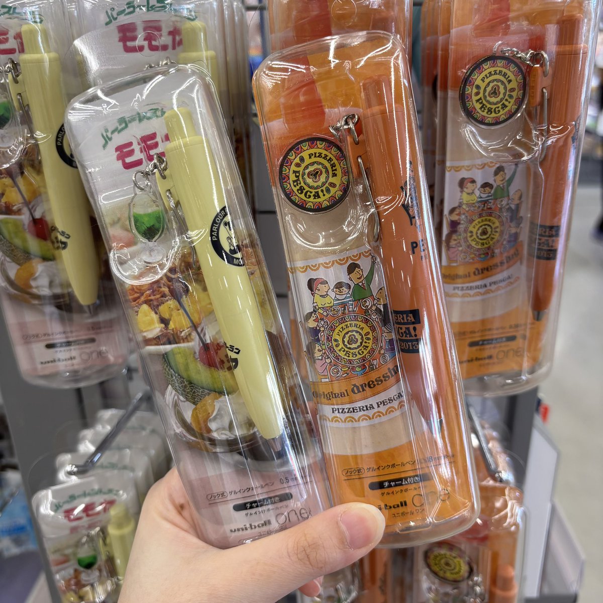 HiNOTE_maebashi's tweet photo. ハイノートEXPOで発売開始した　#モモヤ と　#ペスカ の　#ユニボールワンp が前橋店でも発売してます🍑🍕

コロンとかわいいフォルムにあしらったロゴマーク、そしてお店にちなんだチャームまで付いた地元愛溢れる1本となってます💘

#群馬 #三菱鉛筆 https://t.co/jlZznAczKV