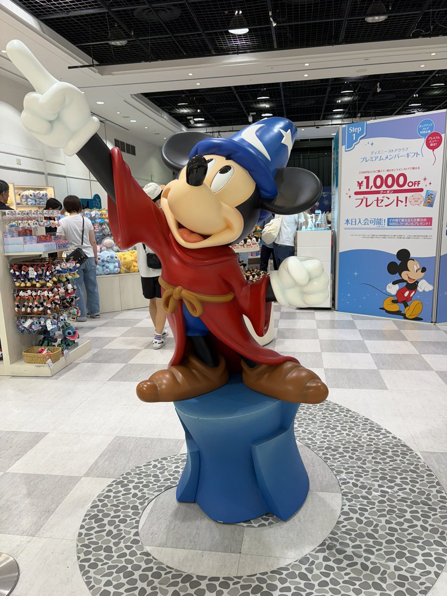 mi_320000's tweet photo. 私毎日ディズニーストアにいっとる https://t.co/dGosNNQuys