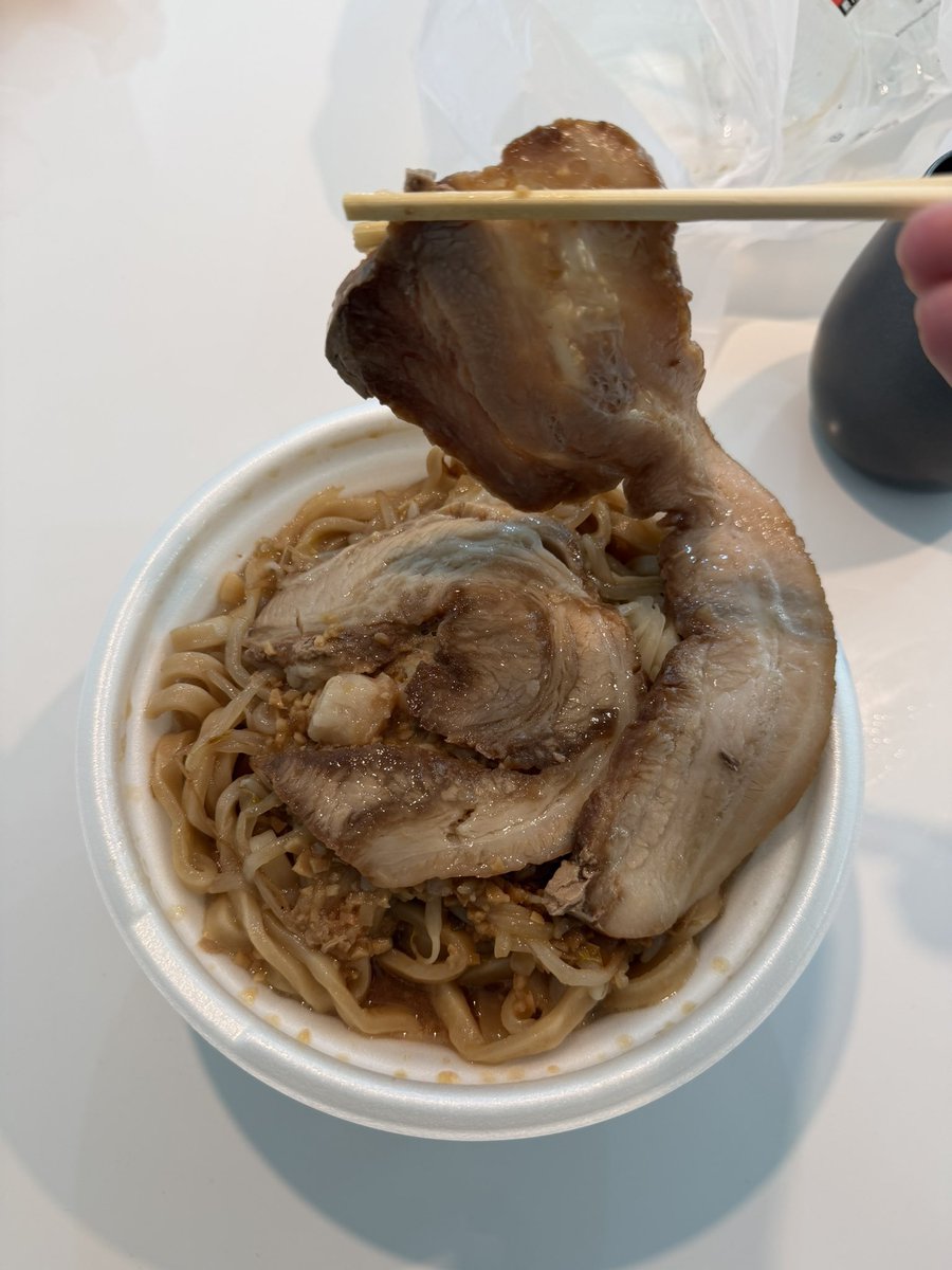manga0729's tweet photo. セブンの豚ラーメンいつからチャーシュー2枚になったんや！ https://t.co/AfcenbnonM