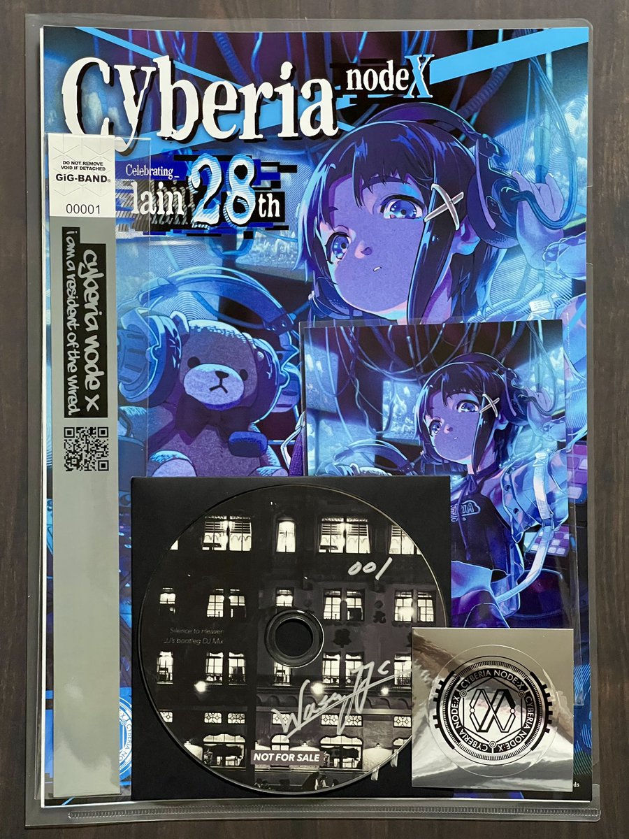 wasei_jj's tweet photo. 【Cyberia Node X PDF Report Completed】

2026年6月27日に新宿・王城ビルで開催した #CyberiaNodeX 。小中千昭さん @yamaki_nyx 、清水香里さん @ShimizuKaori を迎えたトークセッションを収録した全10ページのPDFレポートが完成しました（日本語版あり）。

チケットをご購入いただいた皆様には、ダウンロードリンクを送信済みです。

『lain』のアニメ／ゲーム制作の舞台裏で何が起き、二人は何を感じていたのか。28年を経た今だからこそ語られた、濃密な45分のセッションから、印象的な言葉を一部紹介します。

清水香里：
ゲームの収録は一人でブースに入り、前後の流れが分からないまま、何百枚もある分厚い台本から自分の台詞を一つずつ読んでいくんです。難しい専門用語も多く、最初は意味を調べていたんですけど、調べるほど分からなくなってしまって。最後はもう調べるのをやめて、感じたまま読んでいました。

小中千昭：
私はライターなので、玲音にも、ありすにも、太郎にも、JJにも、自分の一部は入っています。ただ、誰よりも英利には、当時の自分の思想が恥ずかしげもなく刻み込まれているかもしれません。

本PDFレポートのほか、特典CDやポストカードなどが付属する「チケット応援購入」は、現在も販売中です。

STORE🛒
https://t.co/dmkkRAhKHi

The 10-page PDF Report documenting the Cyberia Node X talk session with Chiaki J. Konaka and Kaori Shimizu, held at the Ohjo Building in Shinjuku on June 27, 2026, is now complete. The download link has already been sent to everyone who purchased a ticket.

Go behind the scenes of the anime and game through the words of those who made them. Here are a few memorable excerpts from this in-depth 45-minute conversation, shared 28 years later.:

Kaori Shimizu:
The game was just this really long script of individual lines that I had to read aloud. Just looking at the script, you had no idea where one line connected to another. There were also all sorts of difficult medical terms. At first I tried looking them up, but that only confused me more, so in the end I just did it all as I felt it.

Chiaki J. Konaka:
Since I’m a writer, there’s a part of me in Lain, Alice, Taro, JJ, and the others. But I think Eiri is closest to me personally. It’s embarrassing to say out loud, but it feels like I carved my own ideas at the time into him.

Support Tickets, which include the PDF Report along with a bonus CD, postcard, and other exclusive items, are still available.

STORE🛒
https://t.co/dmkkRAhKHi

#シリアルエクスペリメンツレイン
#serialexperimentslain
