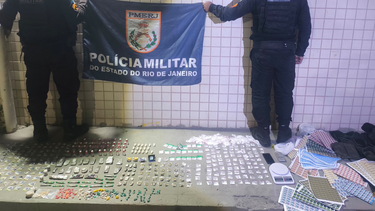 PMERJ's tweet photo. 📍Policiais da #2CIPM apreenderam grande quantidade de drogas e materiais utilizados para endolação durante uma ação na localidade da Ilha das Cobras.
Todo o material foi encaminhado à 167ª DP.
#ServireProteger https://t.co/3ZvAo2lcV9