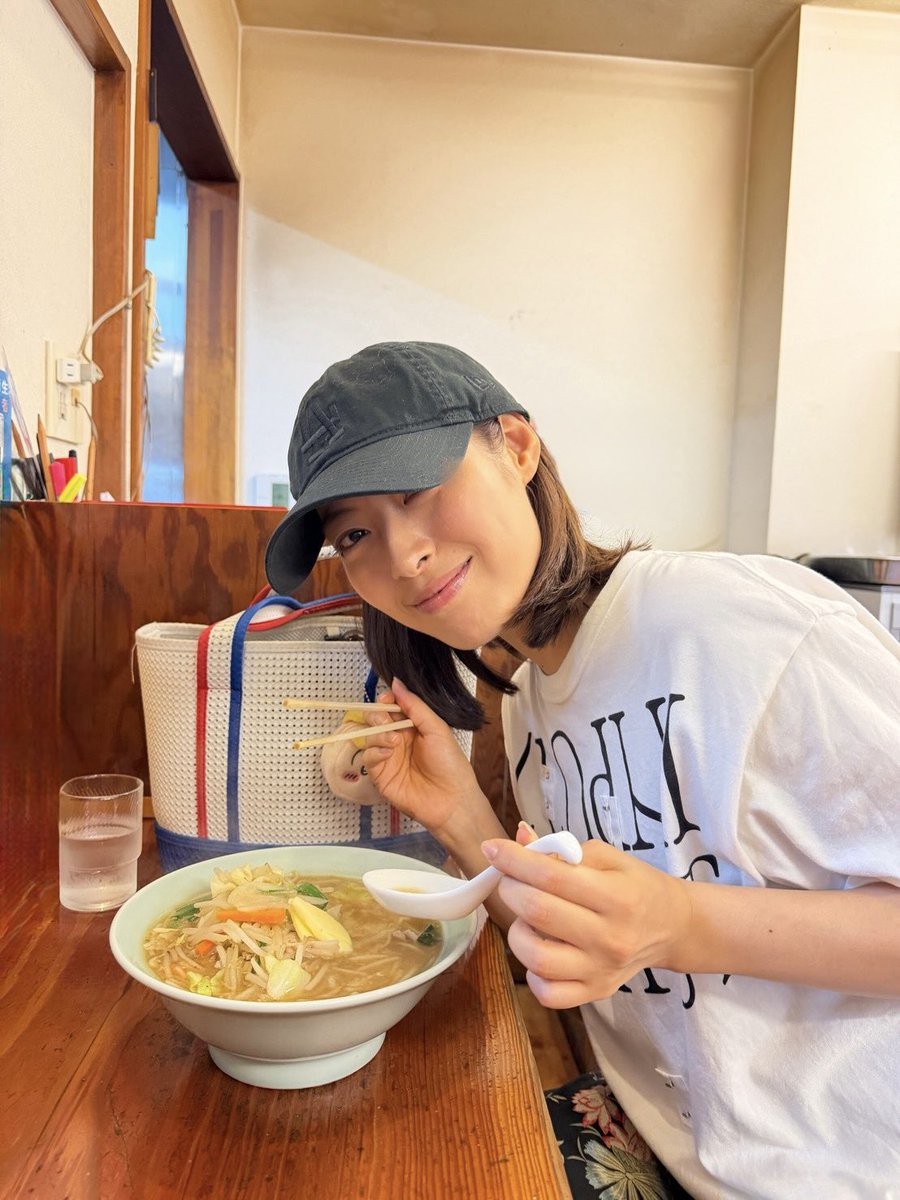 miori_staff's tweet photo. 先日、撮影現場で教えていただいた中華料理屋さんに行ってきました🍜

美織さんは味噌バターラーメンが好きらしく、
終始幸せそうに食べていたのが印象的でした🤭

皆さんは何味のラーメンがお好きですか！？

#瀧本美織 #ラーメン https://t.co/OcXyOtti2p