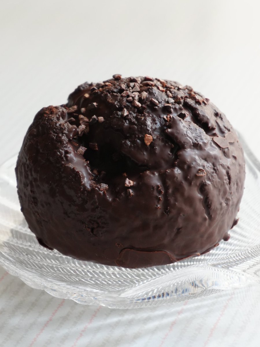 chocokuncom's tweet photo. ローソン新商品『カカオ香るショコラクッキーシュー』。外はサクサク香ばしいココアクッキー生地。ココアシューにベルギーチョコ入りクリームと濃厚ペーストがぎっしり。カカオニブのほろ苦い歯ごたえがアクセントで、深いカカオの香りが口いっぱいに広がる。甘さ控えめでチョコ好きにたまらない濃厚さ https://t.co/zHI1jt2cLz