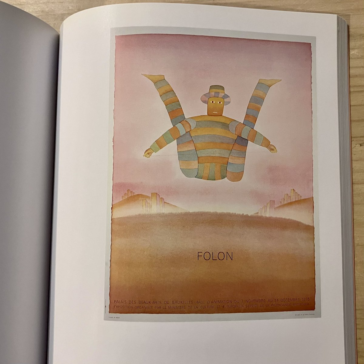ohesobooks's tweet photo. こんにちは。開店しました。新入荷の図録『フォロン展』。水彩、版画、ポスターなど作家自選の作品41点と多木浩二のエッセイなどを収録。
〝私はただ、私自身の夢をとどめようと試みてきた。他の人がその人の夢をそこに結びつけることができたらと望みを抱きつつ〟 https://t.co/EAh2hY4KLW