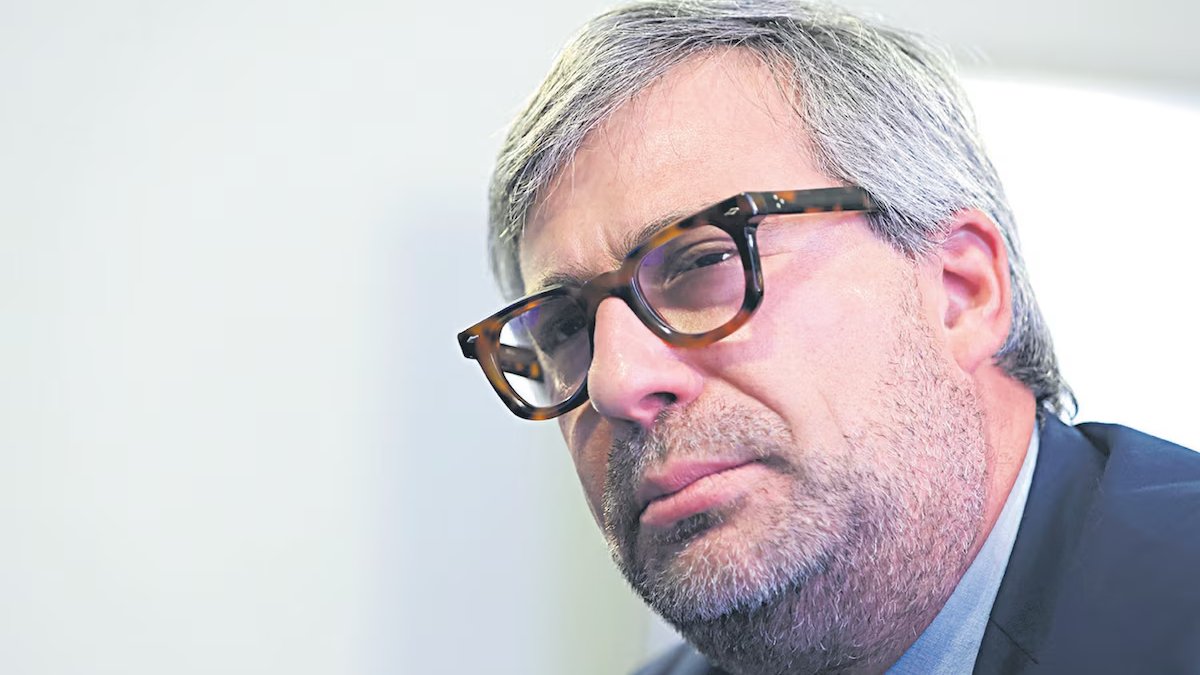 elorwelliano's tweet photo. ¡CORVETTO PARÁSITO!
Es un verdadero escándalo que el exjefe de la ONPE, Piero Corvetto, se esté beneficiando de una defensa legal millonaria financiada con el dinero de todos los peruanos. En apenas dos meses, el estudio Arbizu & Gamarra ya ha cobrado más de 624 mil soles de recursos públicos: cerca de 100 mil en abril y más de 500 mil en julio. Una cifra desproporcionada que supera con creces lo que cobran hasta los bufetes más prestigiosos del país. Y de eso no se escandaliza la izquierda ni sus medios dominicales que no dicen nada al respecto.

Mientras la ciudadanía enfrenta recortes y escasez, este personaje usa el erario como si fuera su caja personal para “salvar su pellejo” y maquillar su glamorosa incapacidad al frente de la ONPE. Lo más indignante es la desfachatez de Corvetto. Aunque la ley permita el beneficio a exfuncionarios, nadie tiene derecho a exigir una DEFENSA DE LUJO para justificar su inutilidad y protegerse de las consecuencias de su paupérrima gestión. Este gasto obsceno no es más que un intento descarado de blindarse con plata ajena, demostrando una vez más el cinismo de Corvetto, que tras ocupar un cargo público, solo piensa en su propio interés y en exprimir hasta el último sol del Estado.

El derecho a la defensa existe pero el derecho a fijar una defensa de lujo y pasarle la cuenta a los peruanos, no. ¡Parásito!
