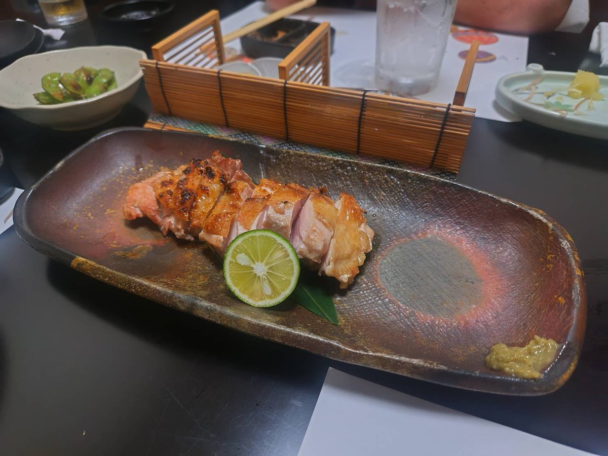 saisaidori's tweet photo. 🍴季節料理 歩歩歩(さんぽ)
📍福島市栄町12-12 サモン館1F

旬の食材にこだわった料理と種類豊富な和酒を楽しめる和食居酒屋

菜彩鶏の岩塩焼は素材の味を活かしたお料理で、すだちをかけてさっぱりといただきました🍶

小さな個室でゆっくりとお料理を楽しめるお店です
#歩歩歩 #福島グルメ #菜彩鶏 https://t.co/ULEUOE5puA