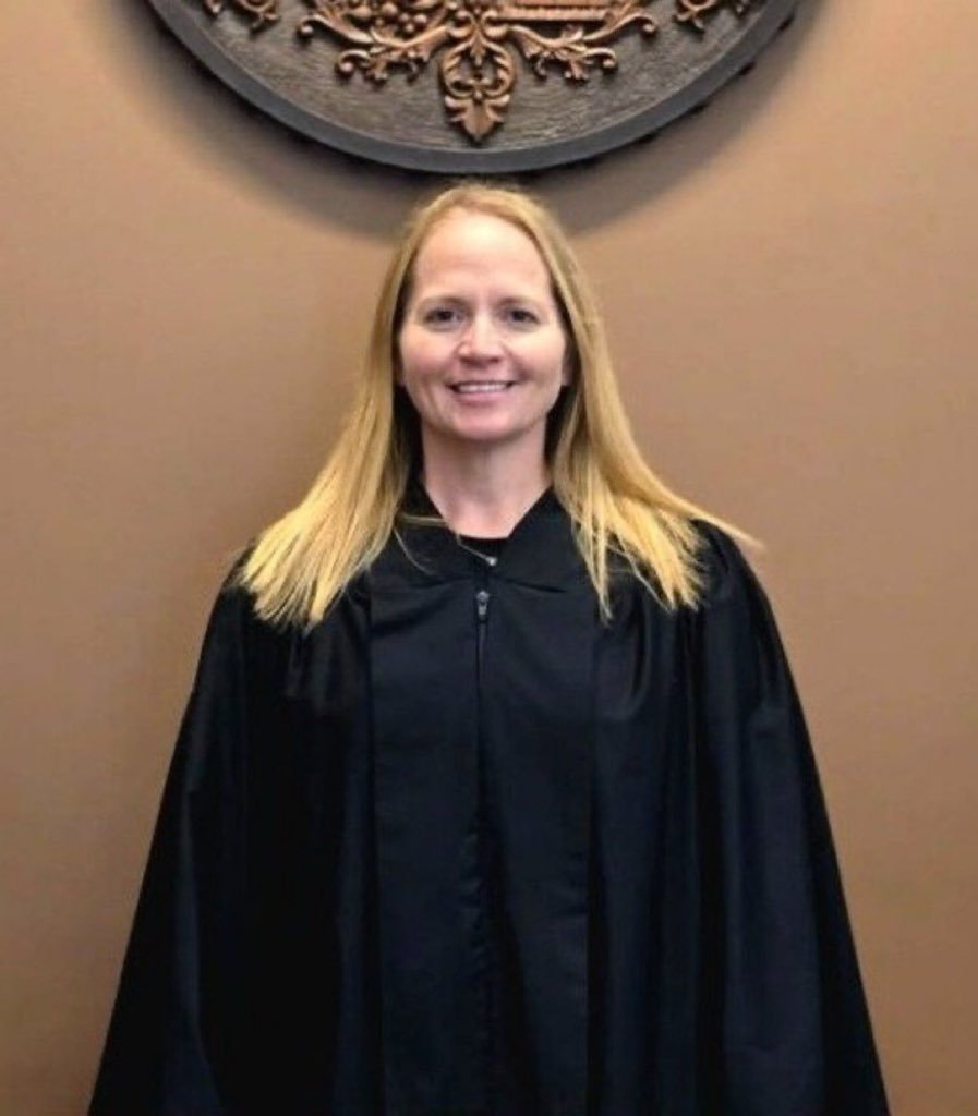 EricTrumpr63's tweet photo. A left-wing activist judge released an 18yo felon. 4 days later, he shot someone dead. 💔

Who is responsible for this life lost? The felon or the judge?

A) THE JUDGE 🏛️

B) THE FELON ⛓️

Is it time to start JAILING THE JUDGES? 👇 https://t.co/12WO4myE2R