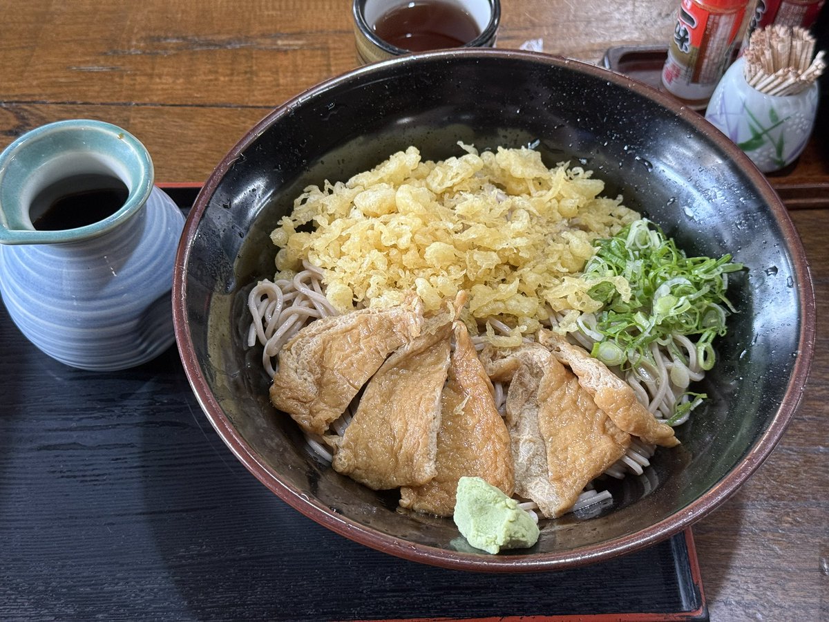 gon_zo's tweet photo. こちらに住んでから知ったのだけど、「冷やしたぬきそば」が岐阜名物らしい。関東でいうと、冷やしばかしそば。適当に入ったお店で食べたけど非常に美味しかった。夏、秋、冬のオススメメニューに載ってた。春はオススメメニューが見つからなかった。 https://t.co/gYmEpFM3pD