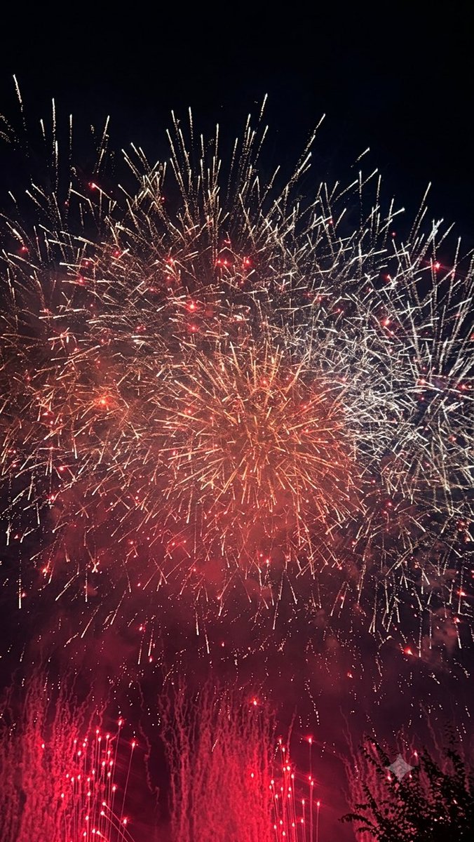 bothipika's tweet photo. 昨日の花火綺麗じゃったーᐠ( ᐛ )ᐟﾜｧｧｧｧｧｧ
煙凄かったからAIで消してもらった写真だけど(´・ω・)つ https://t.co/FxTPpCrMUg