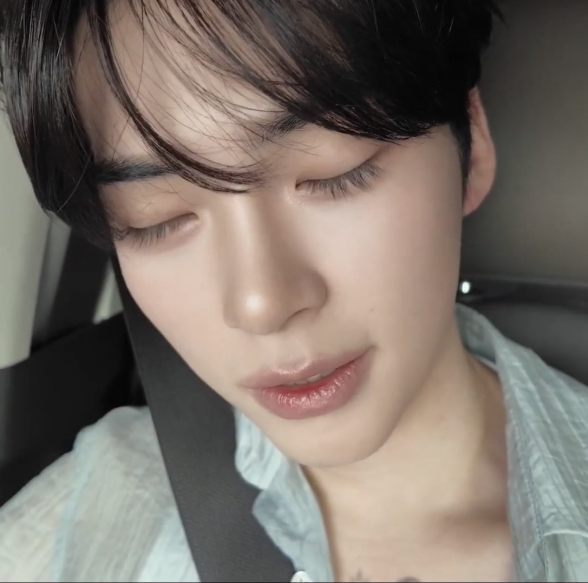 2binzone's tweet photo. whatever you say pretty lashes with long boy https://t.co/Ha6DbYlSas