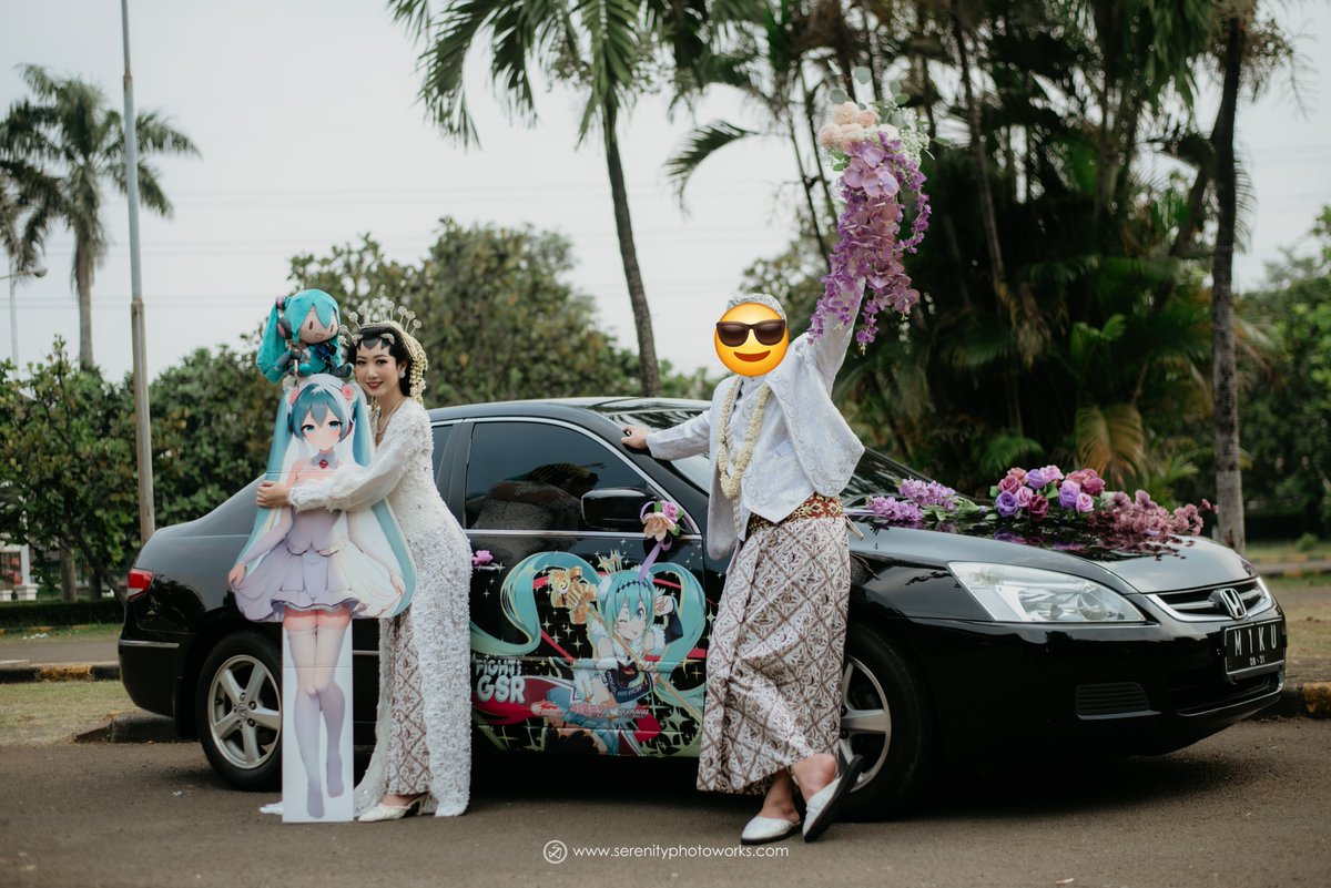 schiabonbon's tweet photo. Jadi ingin share wedding photo juga..
Aku, husbando dan waifu ku 🥰 https://t.co/1EfVXoxCGf