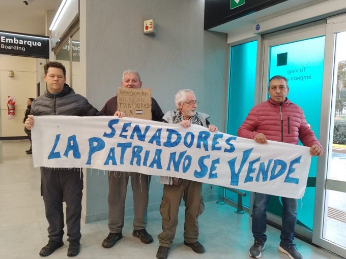 tinchoush16's tweet photo. En Santa Rosa, La Pampa, fueron a esperar al senador Kroneberger...👇👇 https://t.co/JmCRm9MdXz