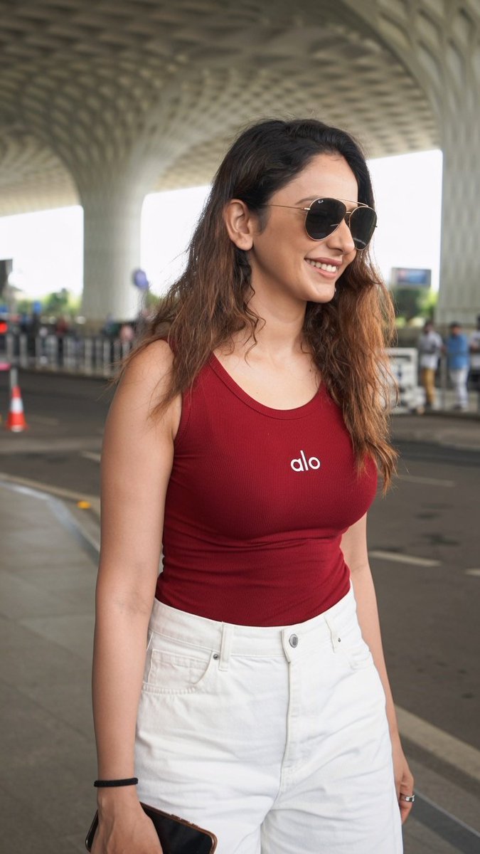 AllAboutCelebss's tweet photo. Rakul Preet Spotted at Airport 😎❤️

#RakulPreet #RakulPreetSingh https://t.co/IZyEBYmmBZ