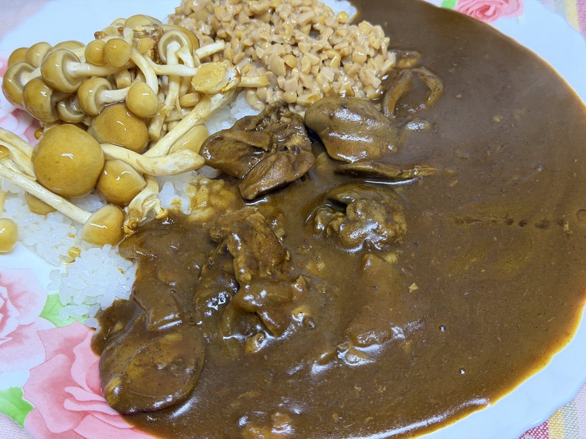 aperitivo07's tweet photo. 今日の昼ごはんは
レバーもうカレー。
納豆、株なめこ。
株なめこと豆腐の味噌汁。
頂きます。 https://t.co/h3FOSIMgWz