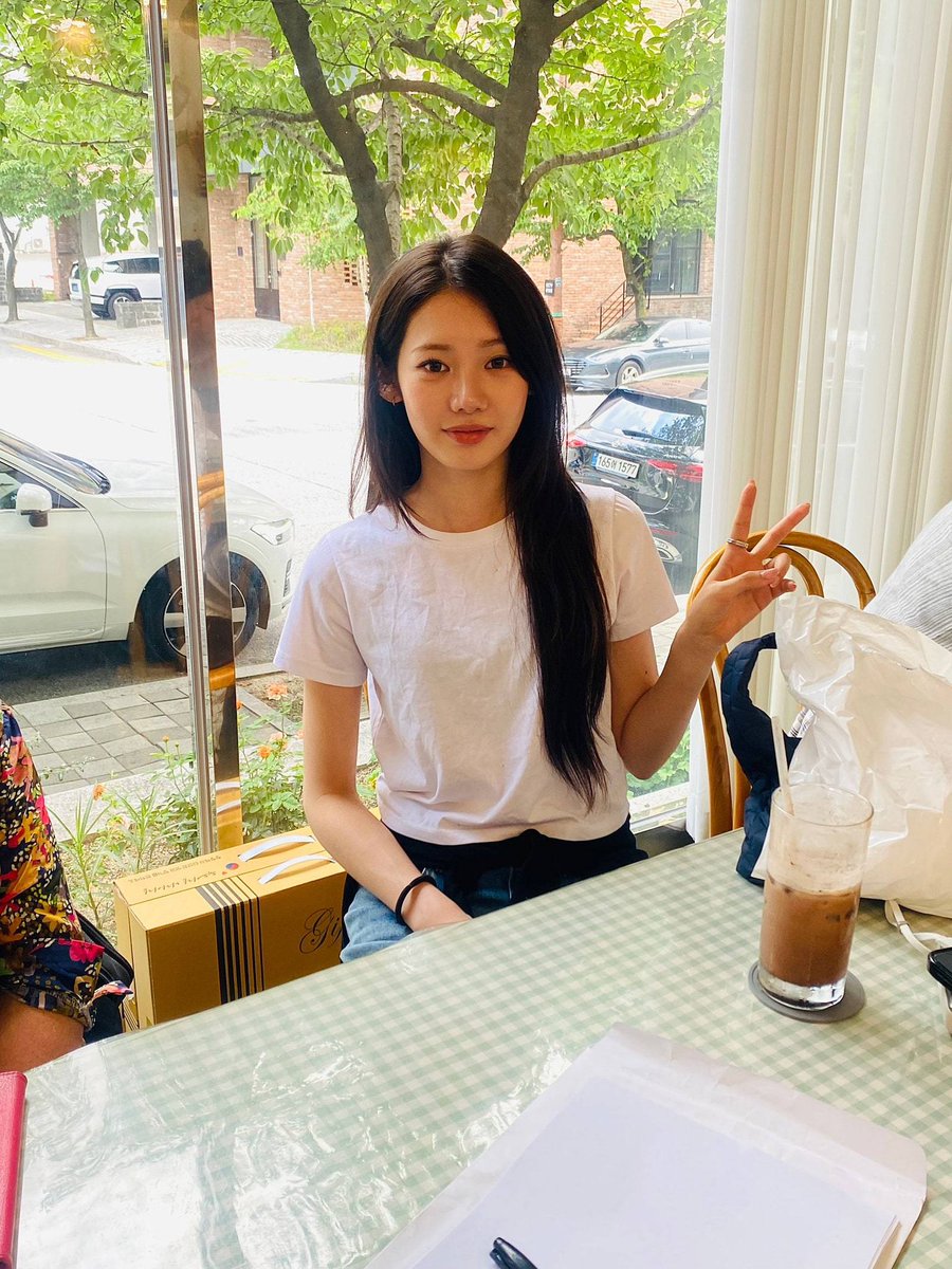 Reina_rora's tweet photo. Rora was spotted by fans at a coffee shop. https://t.co/nBQ2IV8Rdu
