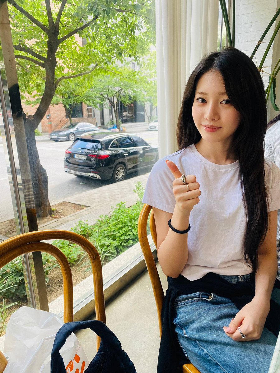 Reina_rora's tweet photo. Rora was spotted by fans at a coffee shop. https://t.co/nBQ2IV8Rdu