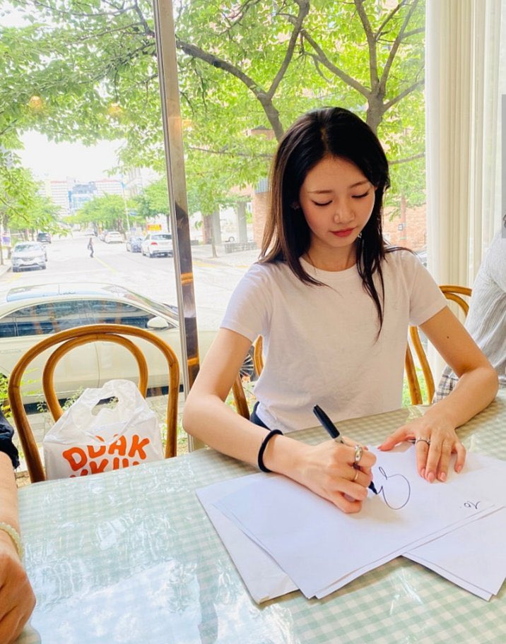 Reina_rora's tweet photo. Rora was spotted by fans at a coffee shop. https://t.co/nBQ2IV8Rdu