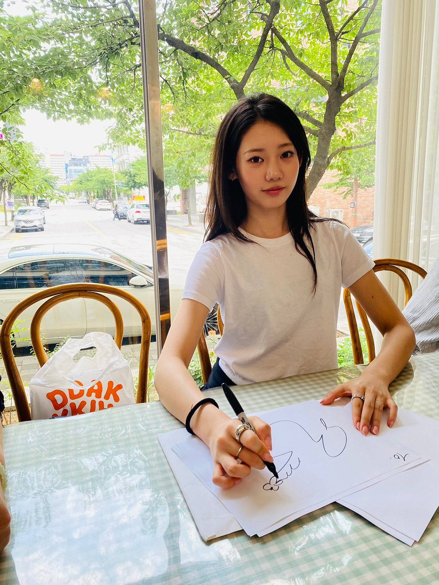 Reina_rora's tweet photo. Rora was spotted by fans at a coffee shop. https://t.co/nBQ2IV8Rdu