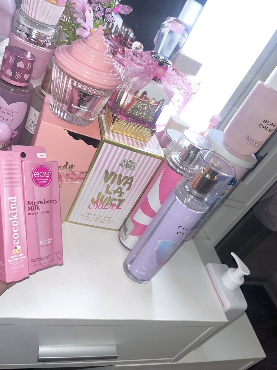 angelmiuu's tweet photo. eos finally came out with a lip balm 🎀 https://t.co/6sU6iFkinu