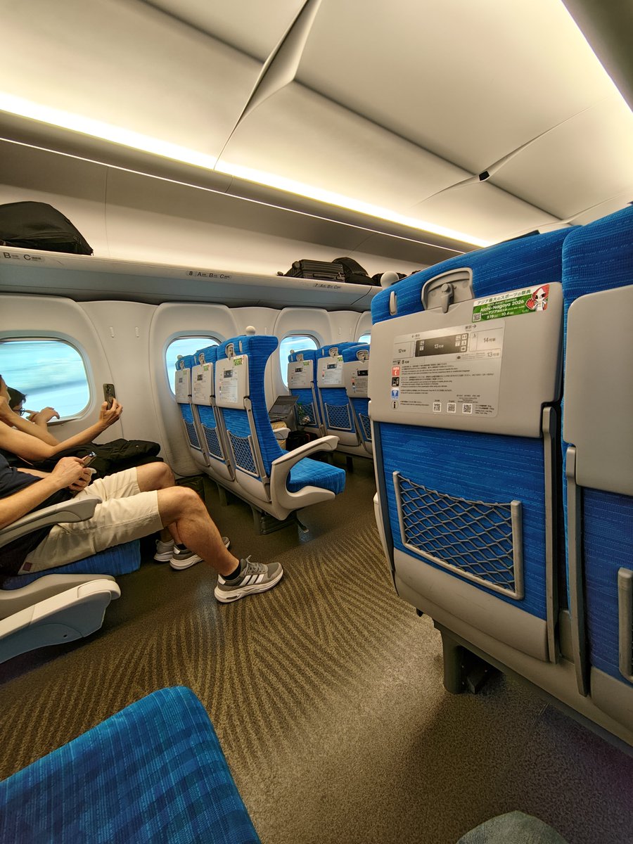ariga9001's tweet photo. 円安で西欧系の外国人旅行者が増えるのは当然だし、日本で良い思い出を作ってもらいたいけど。。。
交通機関に乗ると座席を倒し過ぎ。
日本人みたいに後部座席の人にひと声掛ける必要はないけど、少しずつゆっくり倒さないから、後部座席の人のペットボトルが押されて落下。
自分のことしか考えてない。
