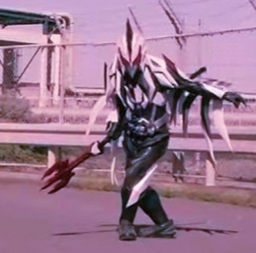 Deamon1710's tweet photo. 今日解禁された干支ライダーで一番楽しみなのはこいつ
明らかにニワトリモチーフなのにガラが悪すぎるので
https://t.co/Ak4EcYVWRi https://t.co/N5PUh1nxl8
