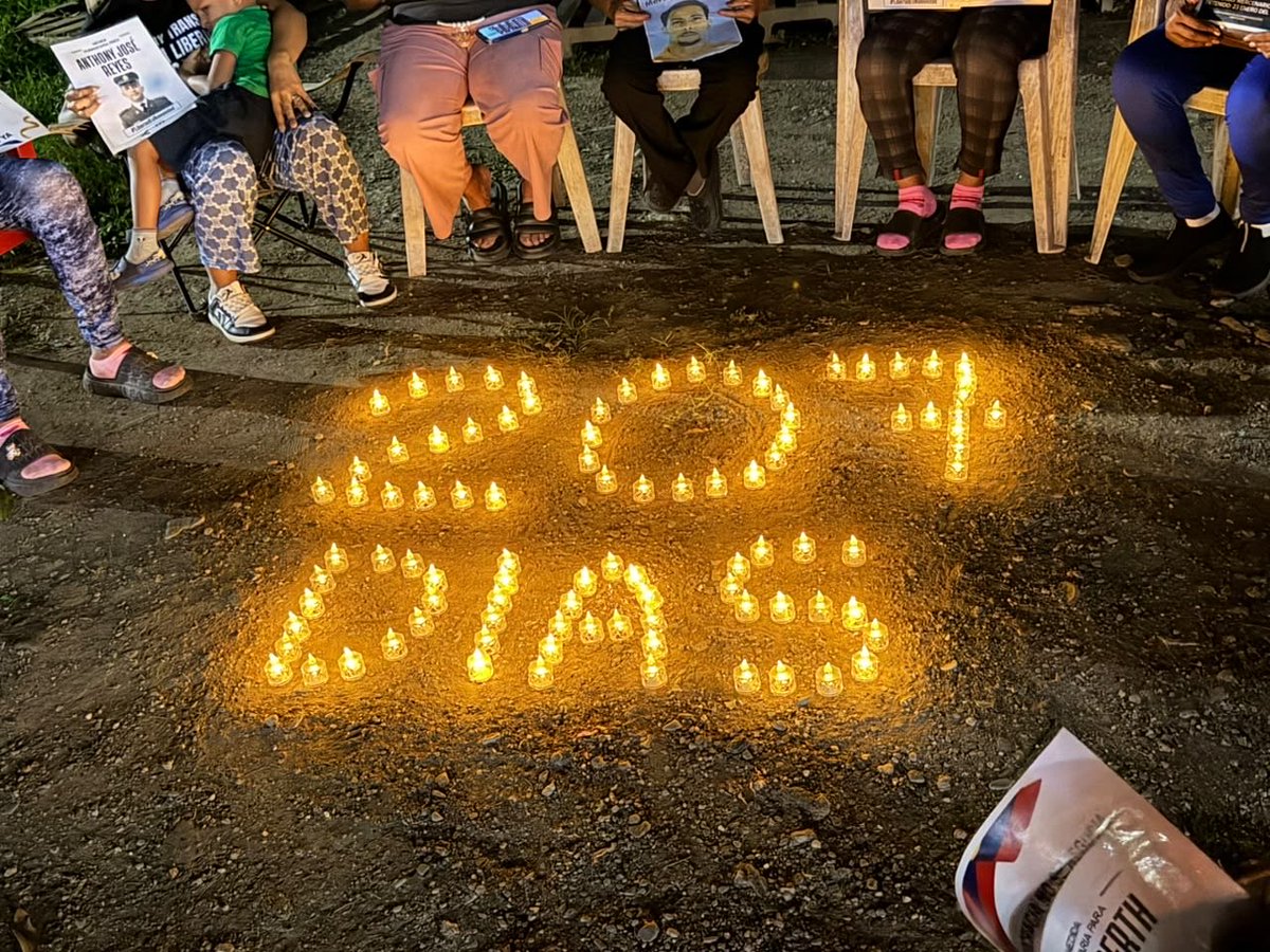 clippve's tweet photo. VIGILIA 207 | Madres y familiares mantienen su exigencia: la libertad debe estar en el centro de las conversaciones sobre el futuro de Venezuela.

Este lunes #3Ago realizaron la Vigilia 207, manteniendo una presencia que durante meses ha acompañado a sus seres queridos y exigido que todos regresen a casa.

Mientras comienzan a discutirse acuerdos sobre el futuro político e institucional del país, las familias insisten en que no puede construirse una nueva etapa dejando atrás a quienes continúan detenidos arbitrariamente por motivos políticos.

La libertad plena e inmediata debe ser una de las primeras respuestas humanitarias. Significa proteger vidas, detener el sufrimiento de cientos de familias y comenzar a restituir derechos vulnerados durante años.

Las familias piden que sus voces sean escuchadas y que las víctimas sean tomadas en cuenta. Cualquier discusión sobre democracia, reconciliación y reconstrucción institucional debe comenzar por una medida concreta: que todos los presos políticos vuelvan a casa.

Después de 207 días, siguen allí. Orando, acompañando y recordando que el futuro de Venezuela también debe construirse con libertad.

#LibertadEsHumanidad #QueSeanTodos